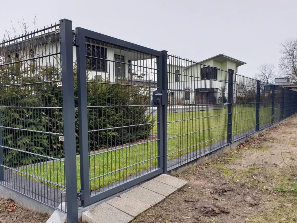 Doppelstabmattenzaun in Anthrazit mit Türe